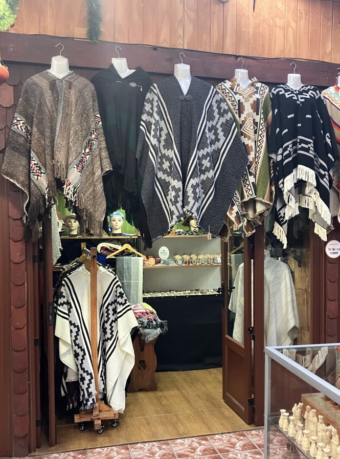 Ponchos y textiles disponibles en Artesanías Montero
