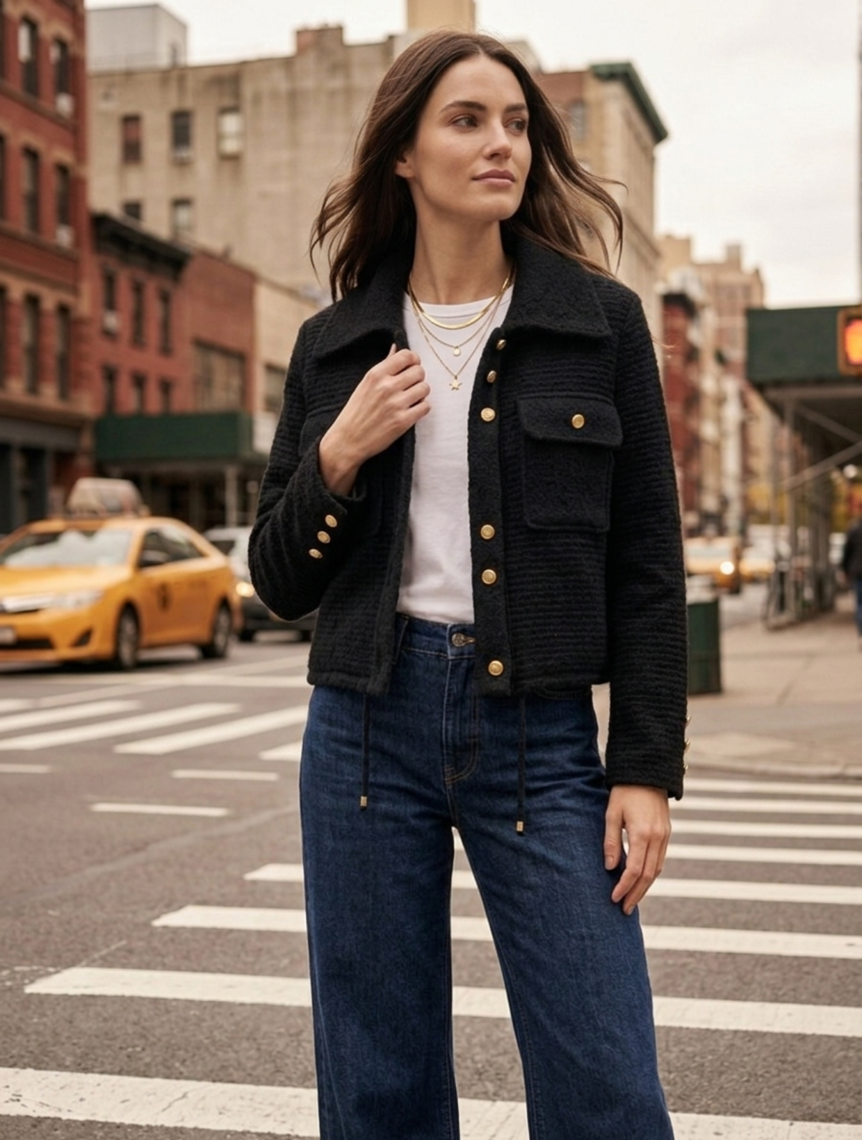 chaqueta minimalista negra con botones dorados estilo Old Money y sofisticado