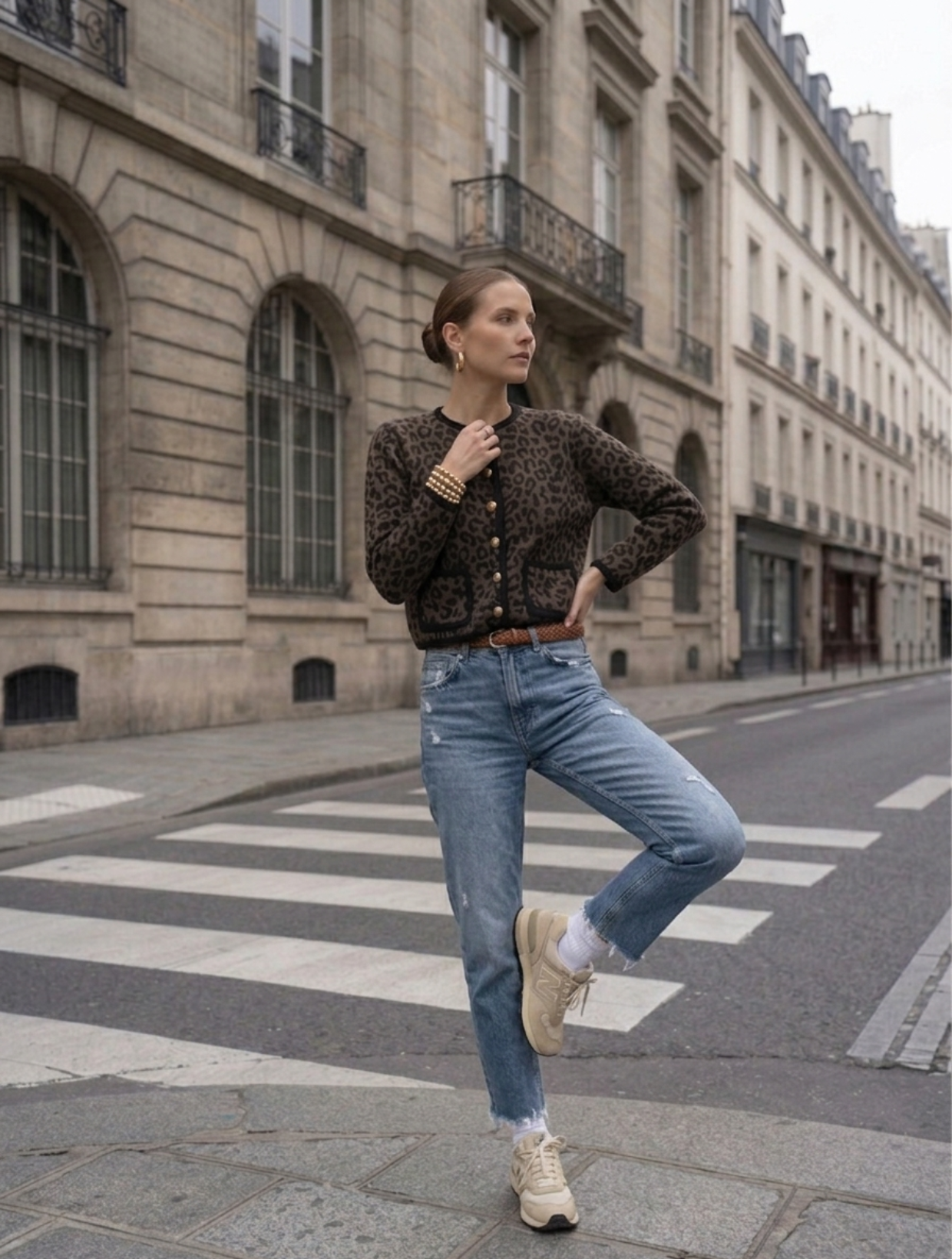 Chaqueta animal print café botones dorados estilo Chanel mujer armario cápsula Carobaska Chile 2026.