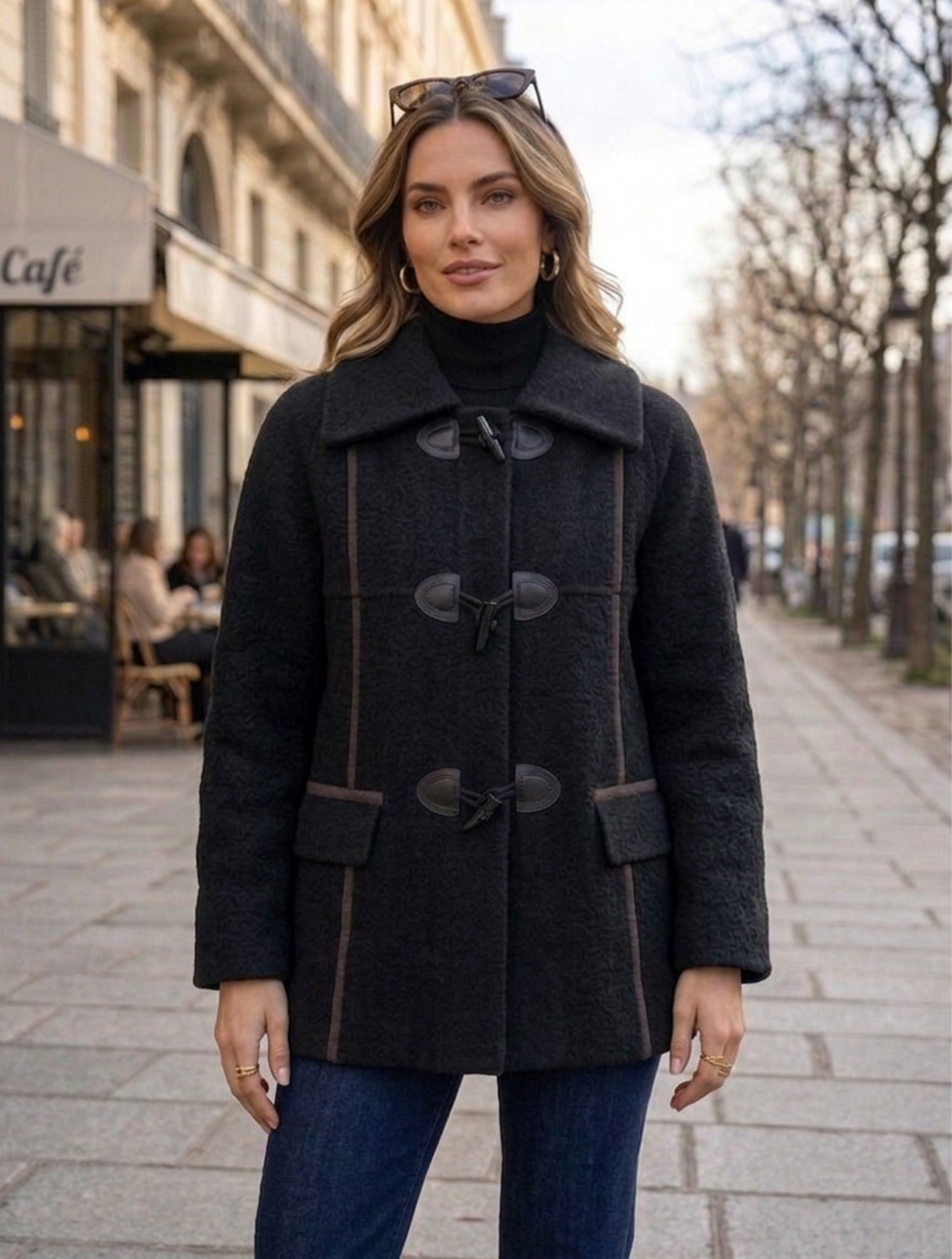 Abrigo Montgomery para mujer en lana elastizada diseño escocés negro y chocolate, moda de invierno exclusiva.