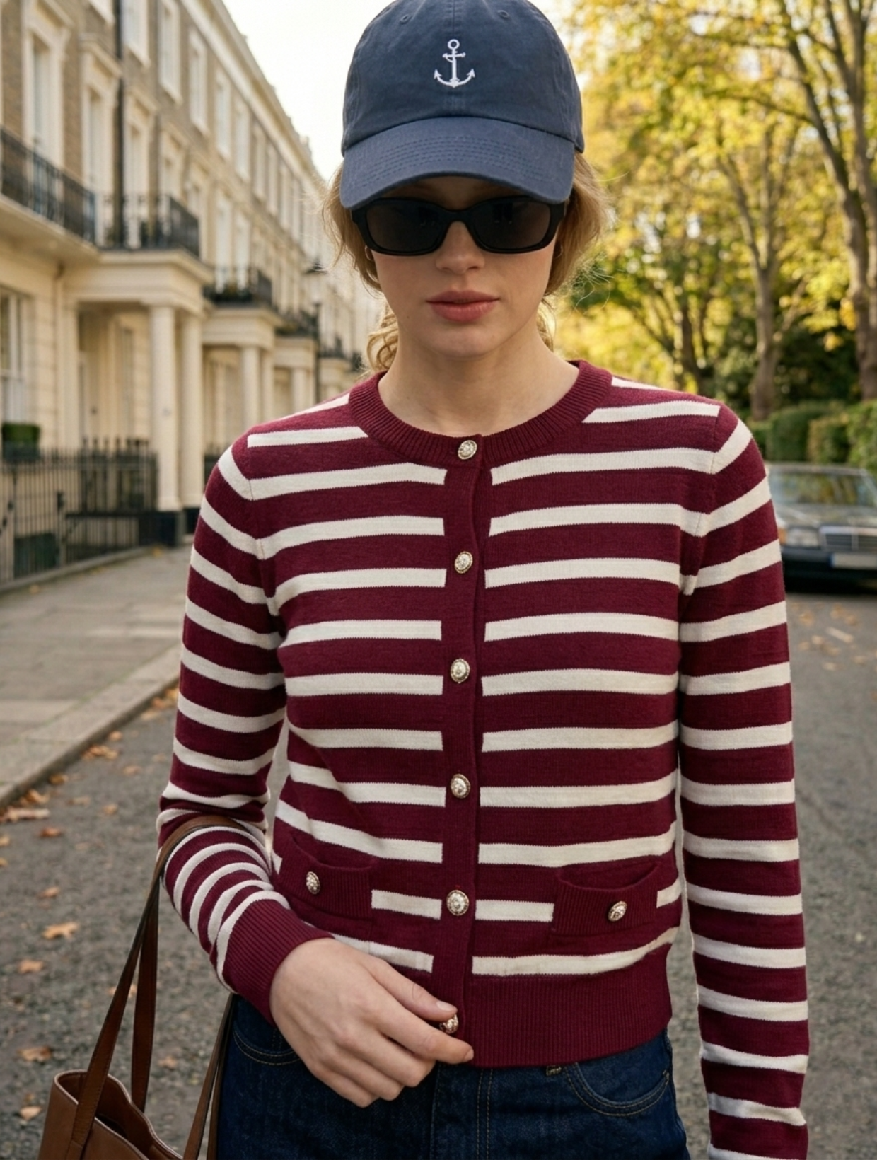 Modelo vistiendo chaleco de rayas burdeo para mujer en outfit urbano casual elegante, tendencia 2026 ropa mujer Chile online Carobaska.