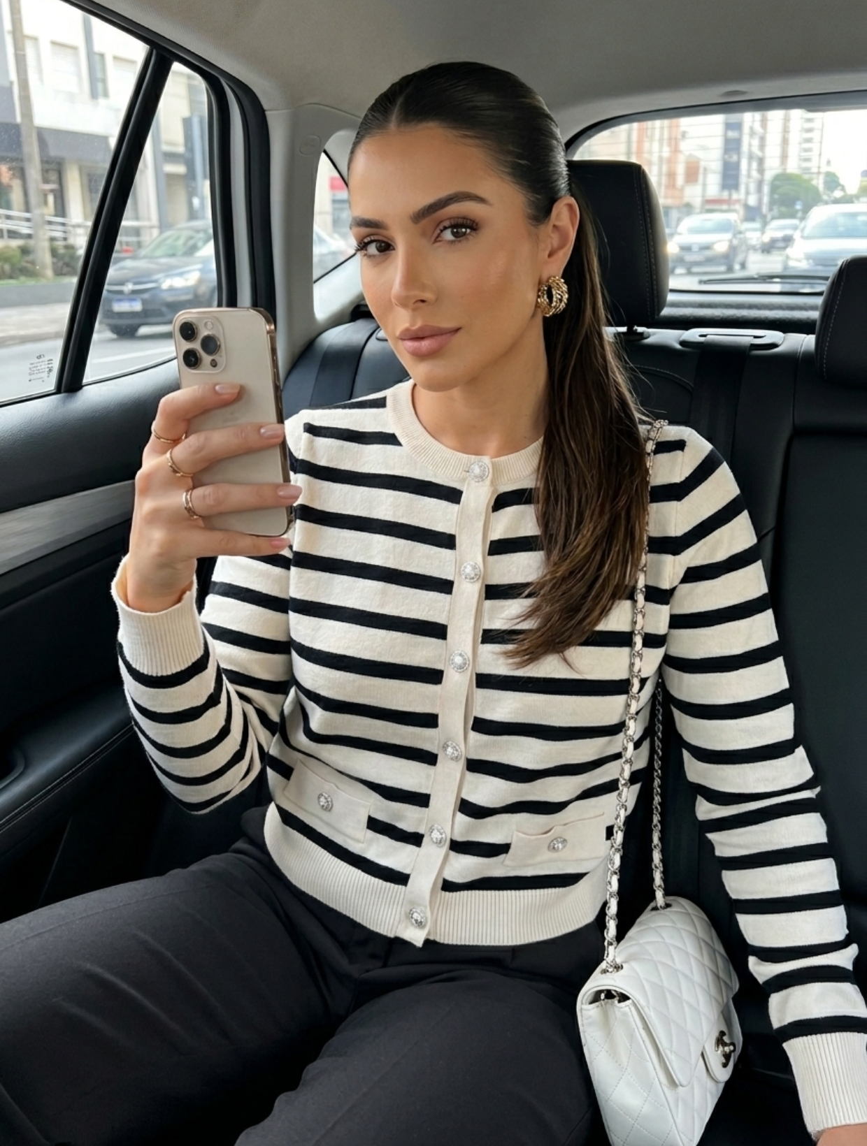 Outfit casual elegante con cardigan de rayas blanco y negro estilo navy, vestuario mujer clásico y chic disponible en tienda online Chile.