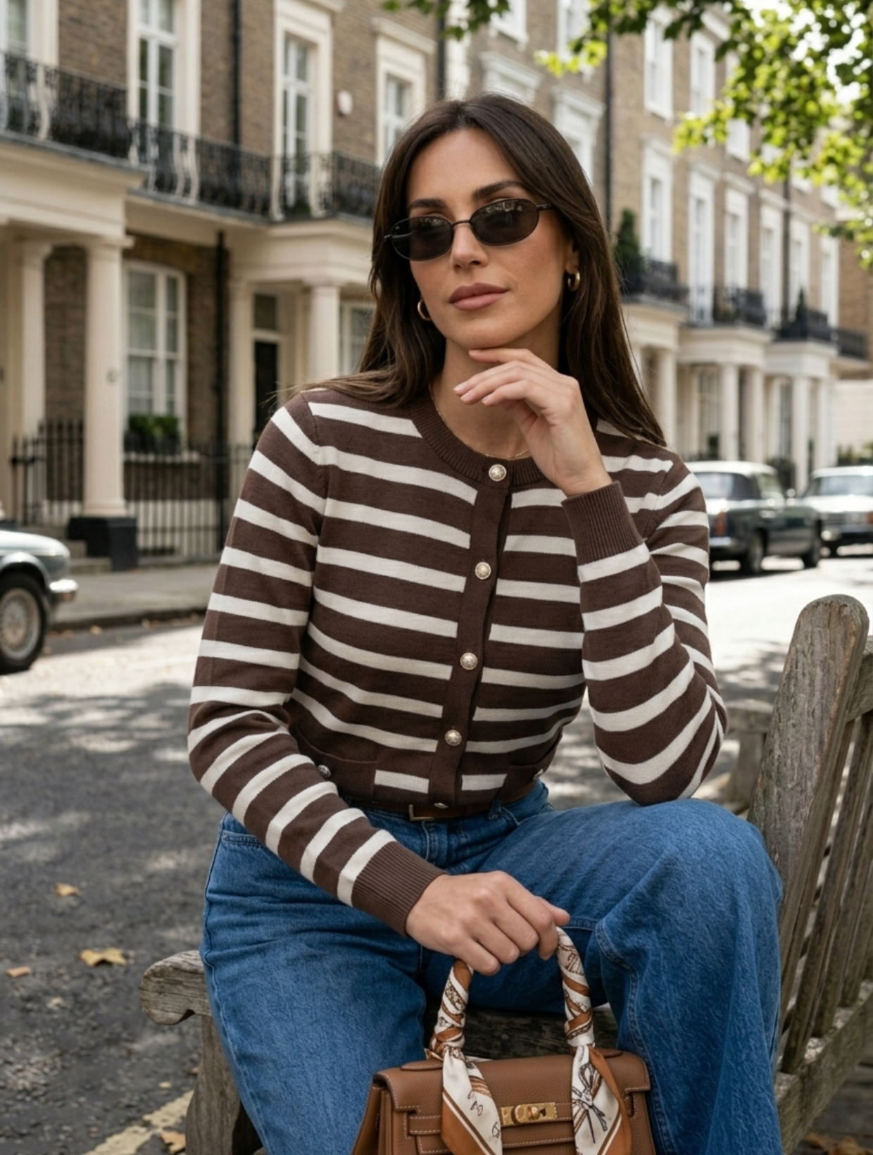 Modelo vistiendo chaleco de rayas café para mujer estilo casual elegante con jeans y cartera de cuero, tendencia 2026 ropa mujer Chile Carobaska.