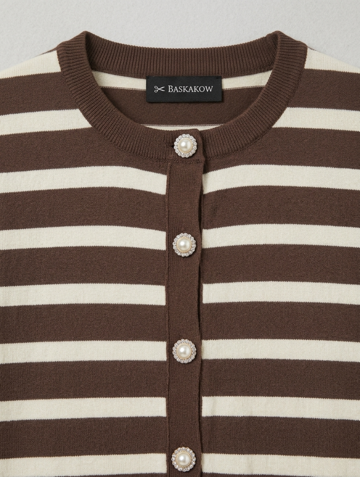 Detalle botones estilo Chanel tejido alta calidad cardigan rayas café exclusivo moda mujer Chile online Carobaska.