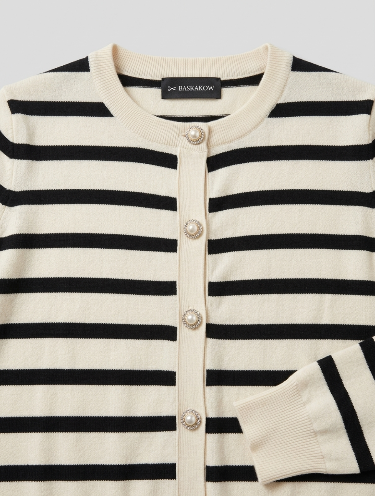 Detalle botones joya chaleco rayas negro con blanco invierno mujer Carobaska Chile.