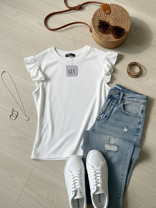 polera blanca basica con un outfit casual chic mujer
