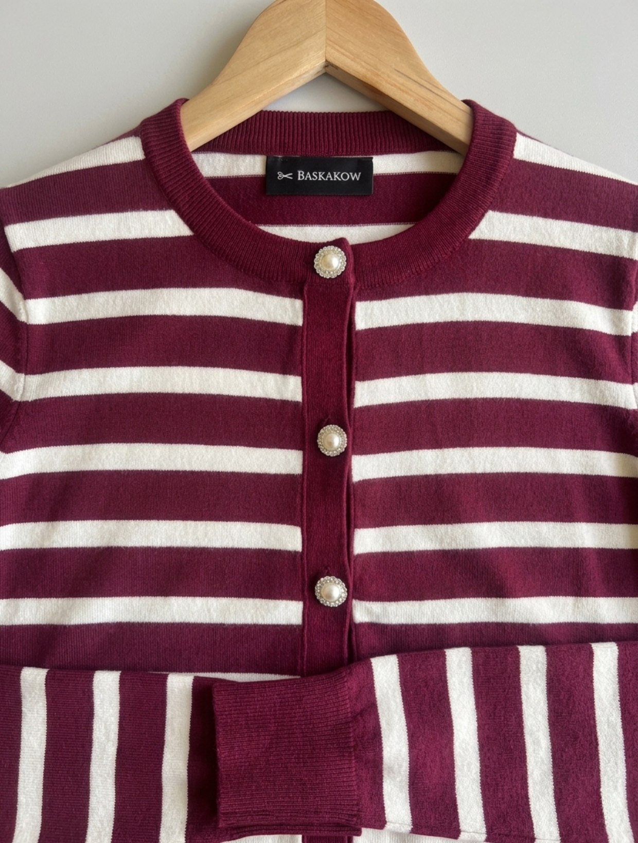 Detalle sweater rayas burdeo botones joya metálicos estilo Chanel moda mujer Chile Carobaska.