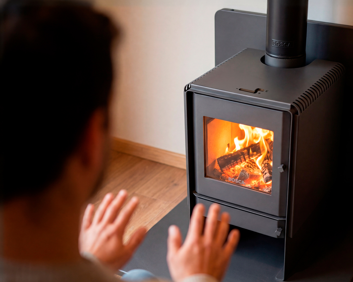 Estufa a pellet Bosca instalada en un living