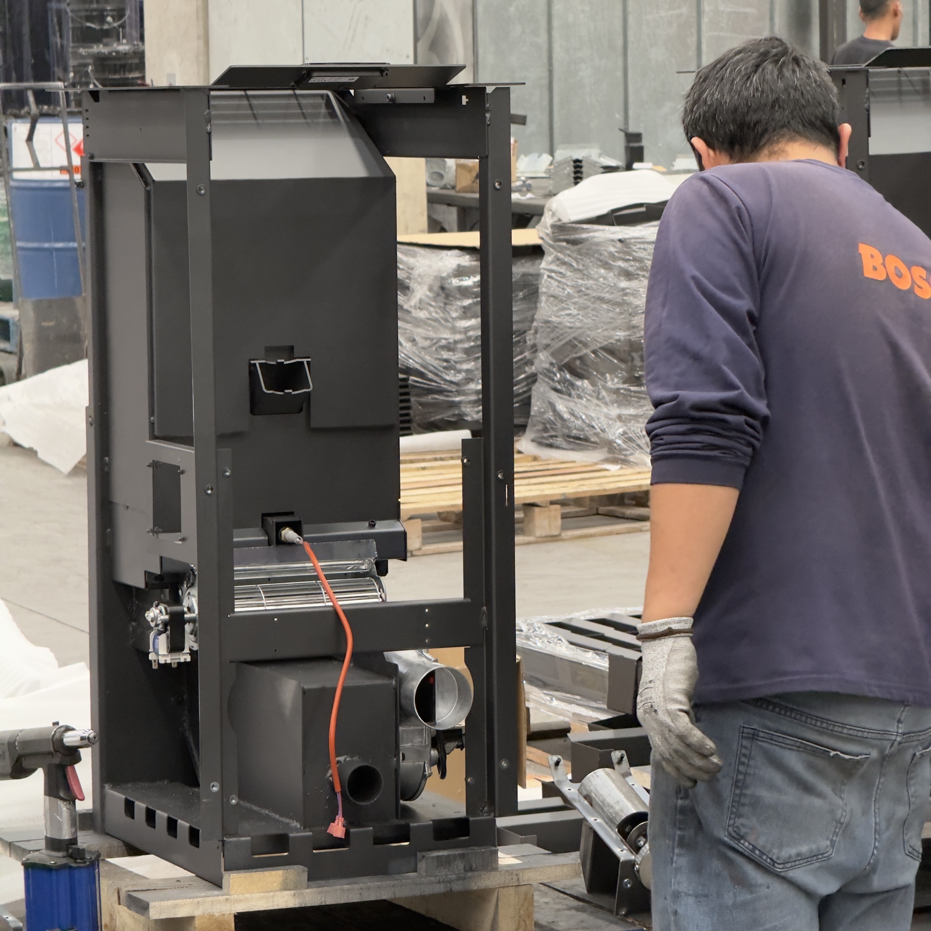 Proceso de soldadura y fabricación de estufas Bosca en Chile
