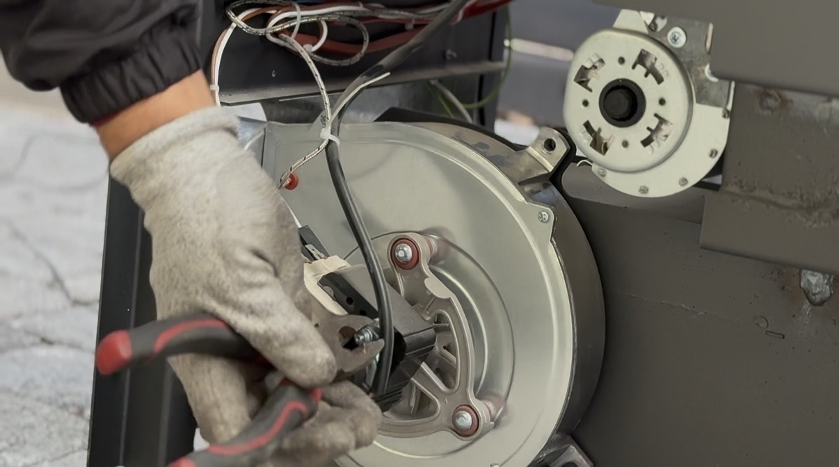 Técnico Bosca realizando una revisión de los componentes de una estufa a pellet