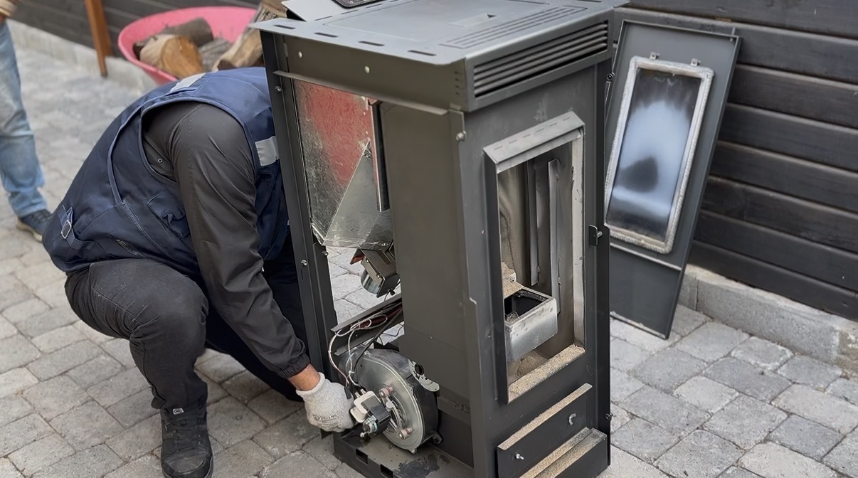 Técnico Bosca realizando mantención de una estufa