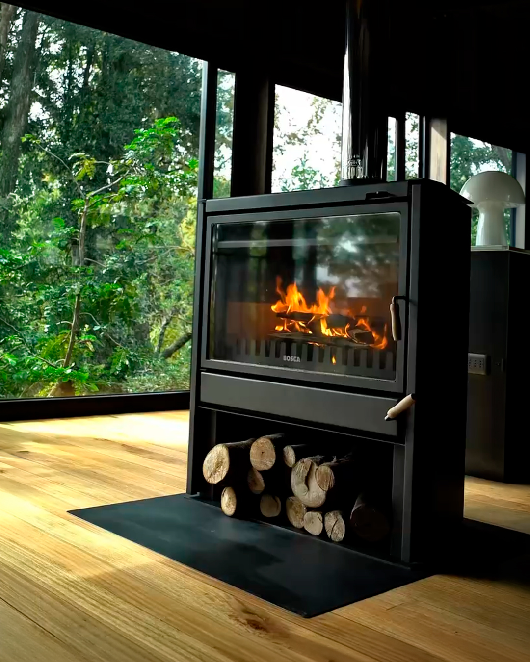 Estufa a leña Bosca instalada en un ambiente interior