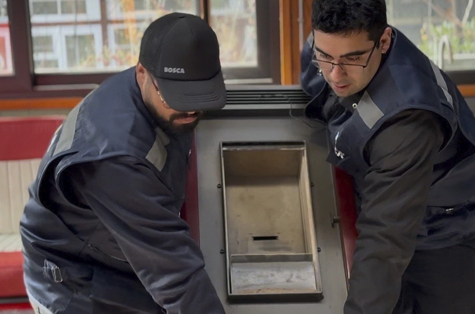 Técnico Bosca realizando servicio técnico especializado en el hogar