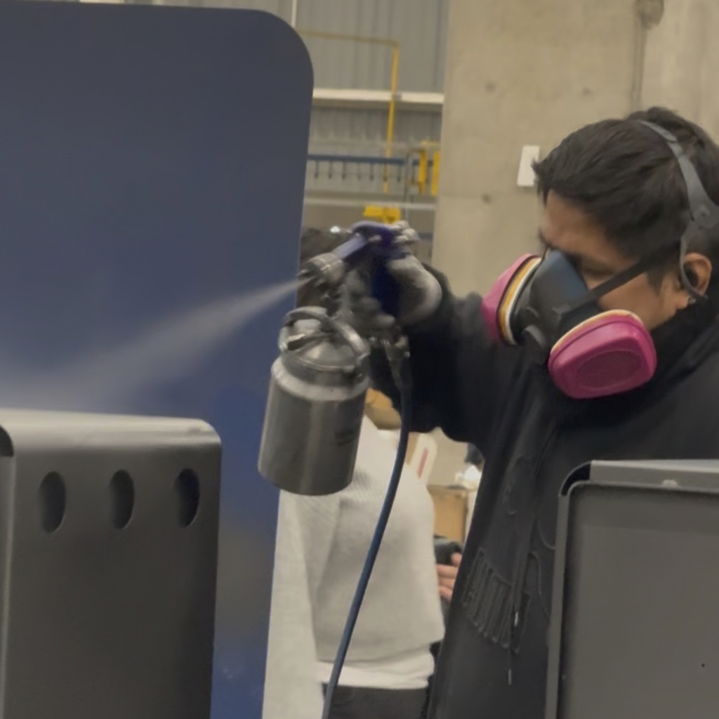 Línea automatizada de pintura electrostática en la fábrica Bosca