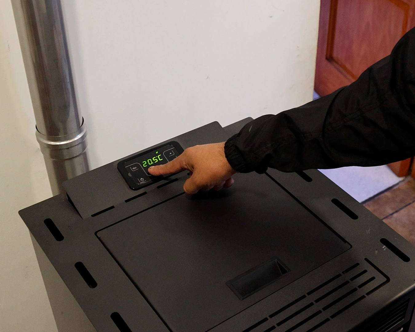 Panel de control de una estufa a pellet Bosca mostrando temperatura y potencia