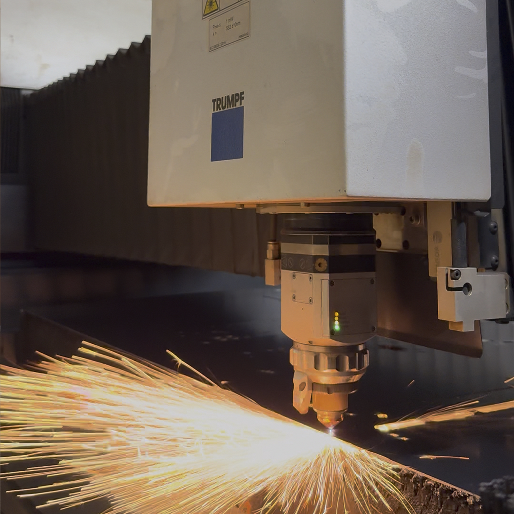 Plegadoras industriales TRUMPF trabajando piezas de acero en la fábrica Bosca