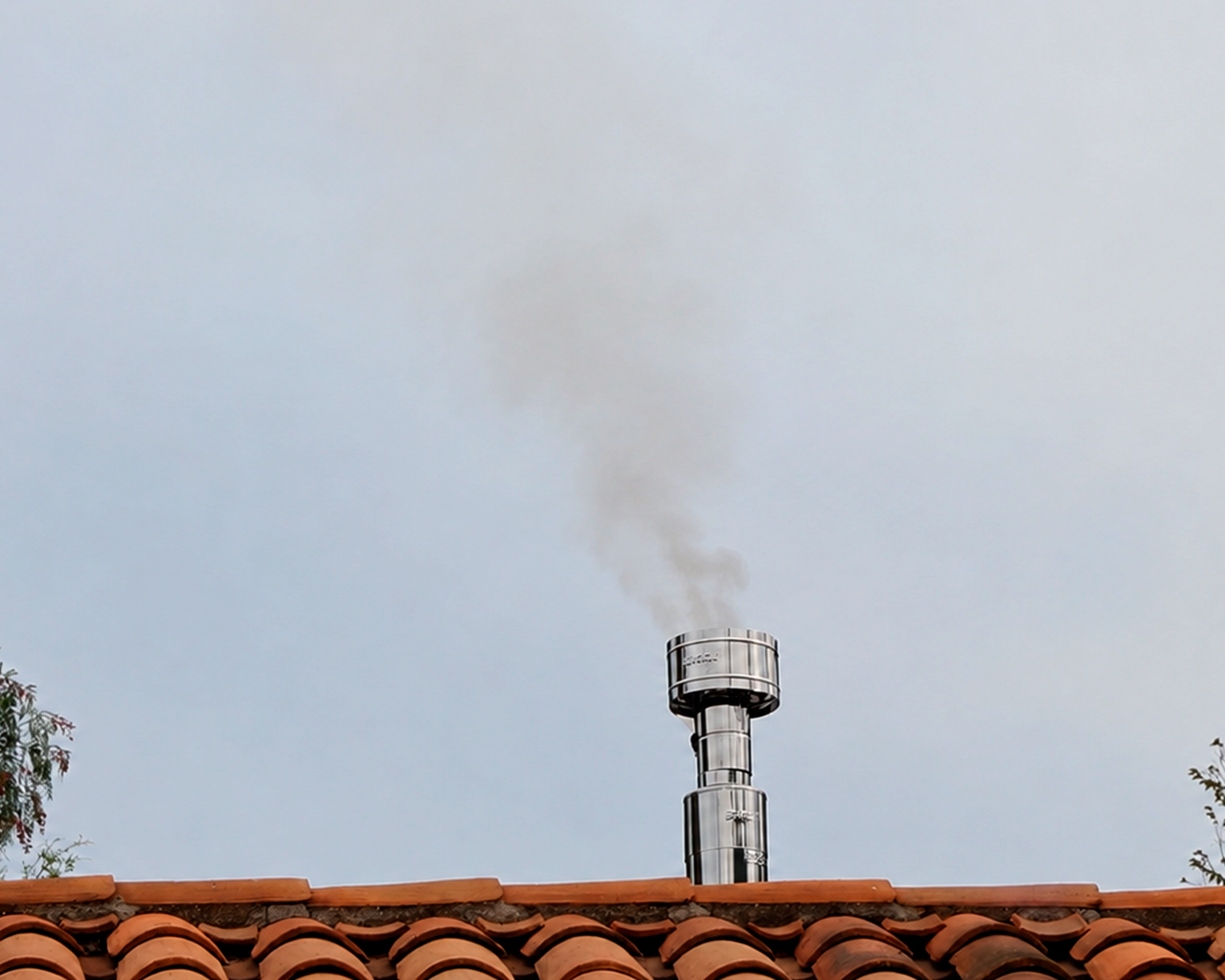 Conducto de evacuación de estufa Bosca instalado a los 4 vientos sobre el techo de una vivienda