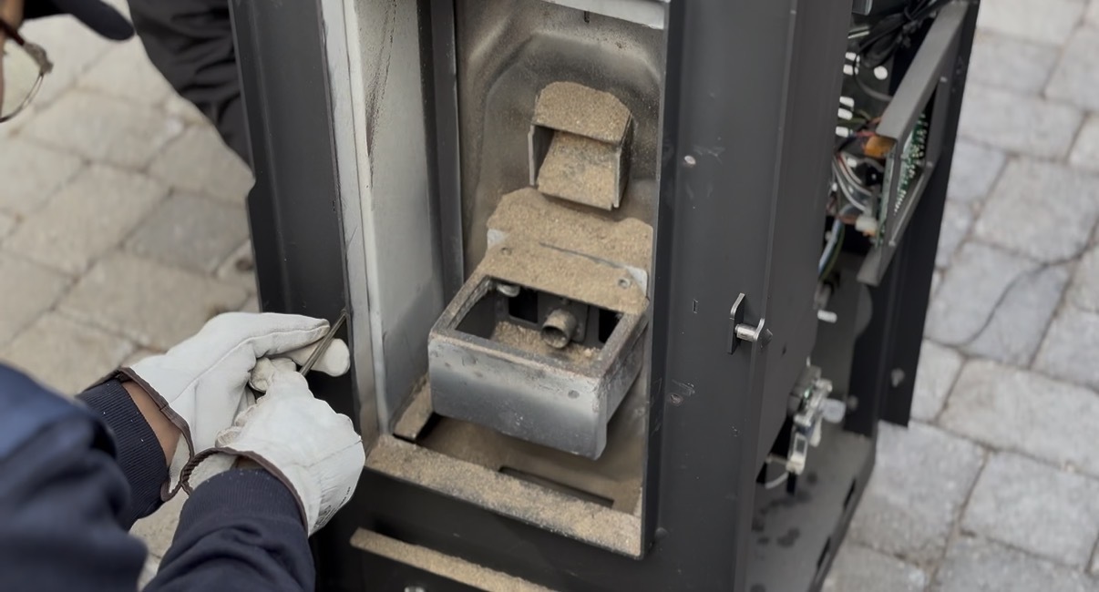 Limpieza del canastillo de una estufa a pellet Bosca