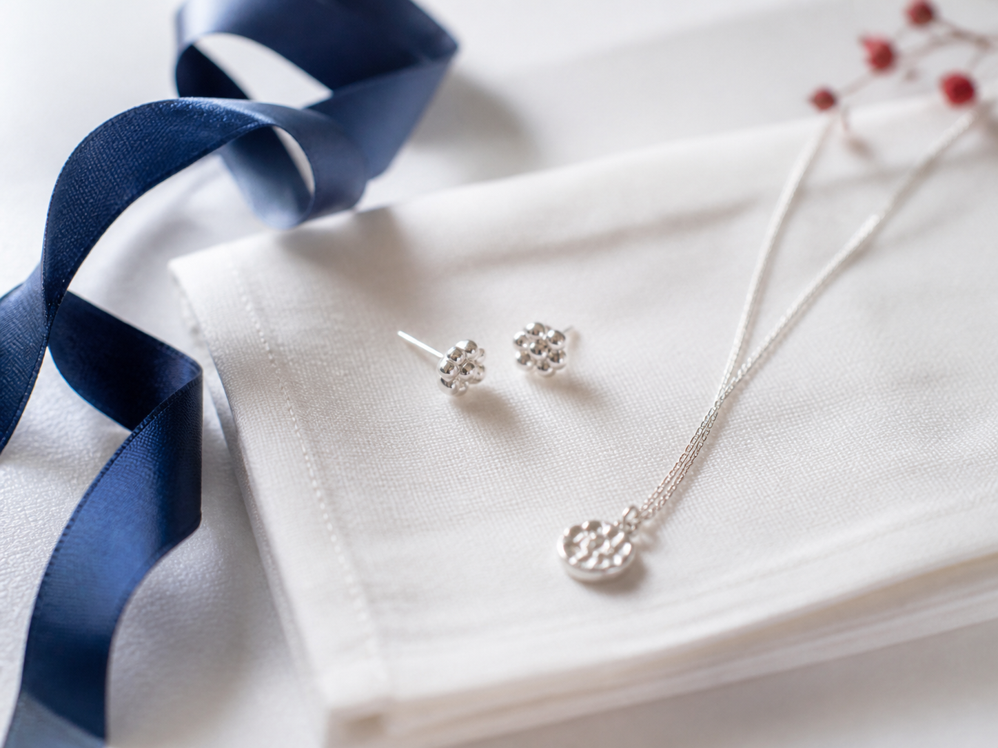 Aros y collar bañados en plata para un look de Fiestas Patrias