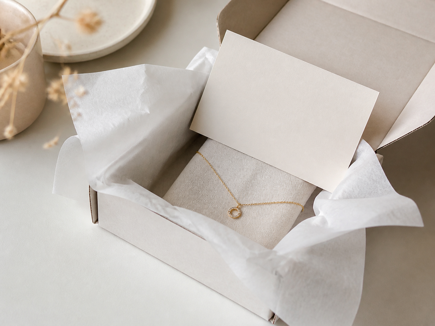 Caja de envío con joyas y tarjeta de agradecimiento de Casa Violeta