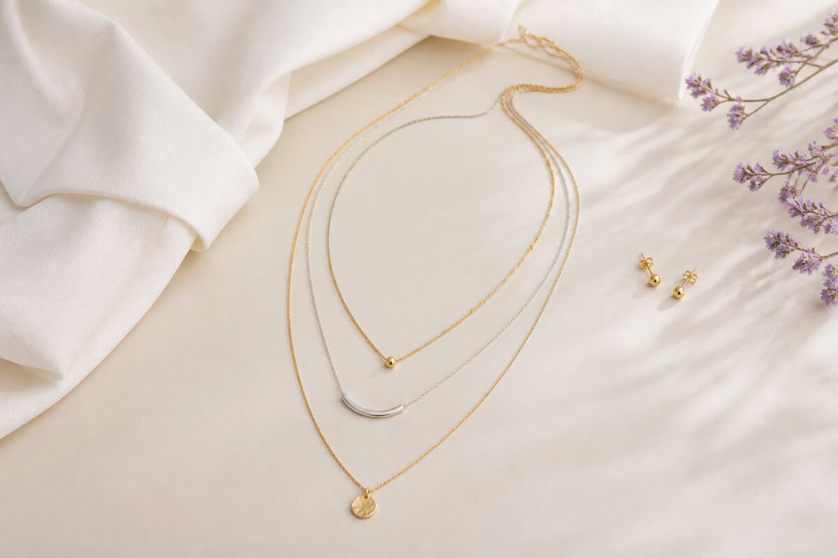 Collares delicados dorados y plateados para un look minimalista