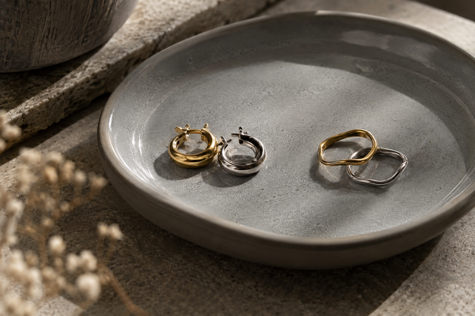 Aros dorados y plateados junto a anillos de metales mixtos