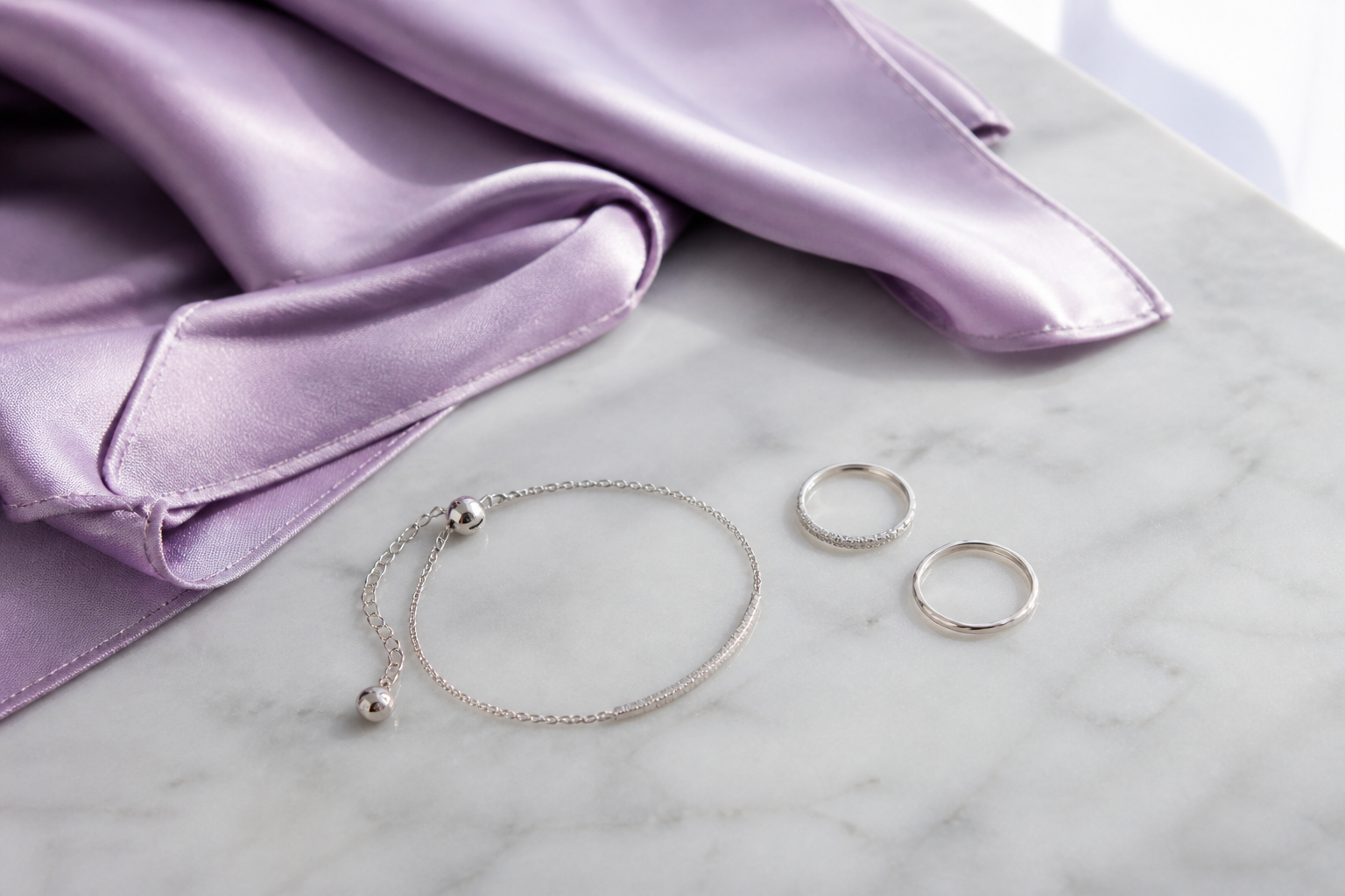 Argollas doradas sobre terciopelo color ciruela para un vestido morado
