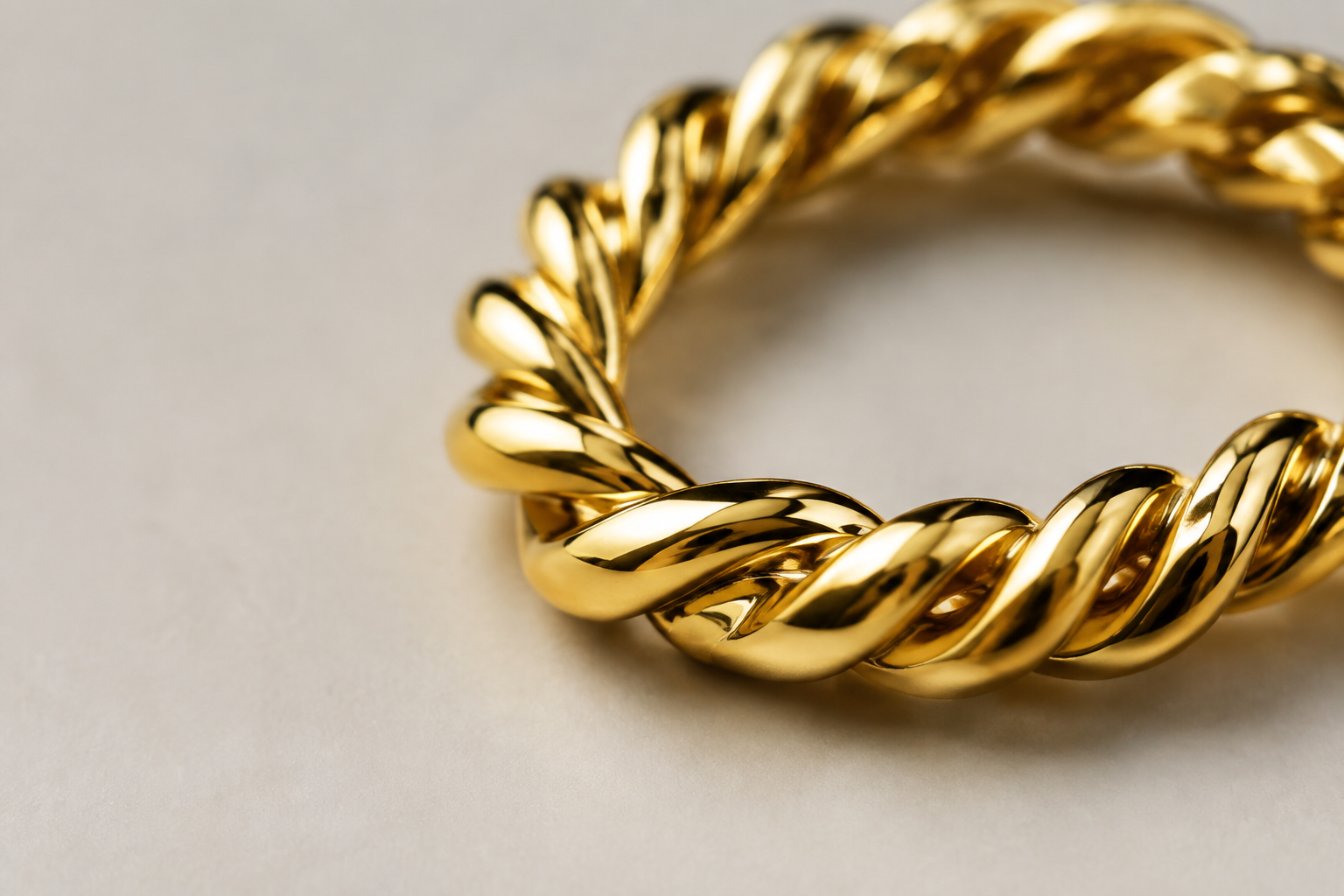 Detalle de una joya bañada en oro con acabado brillante