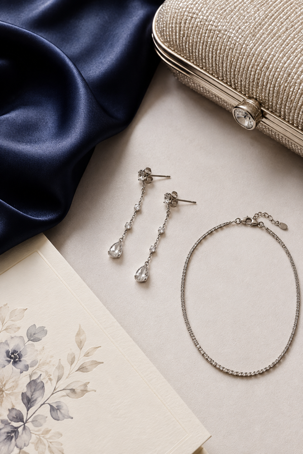 Joyas plateadas para una boda de noche junto a un vestido azul marino