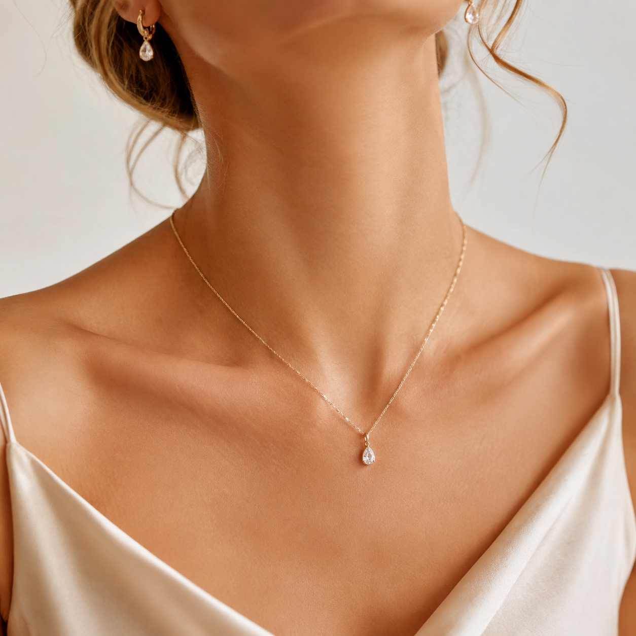 Collar dorado delicado para invitada de boda de día