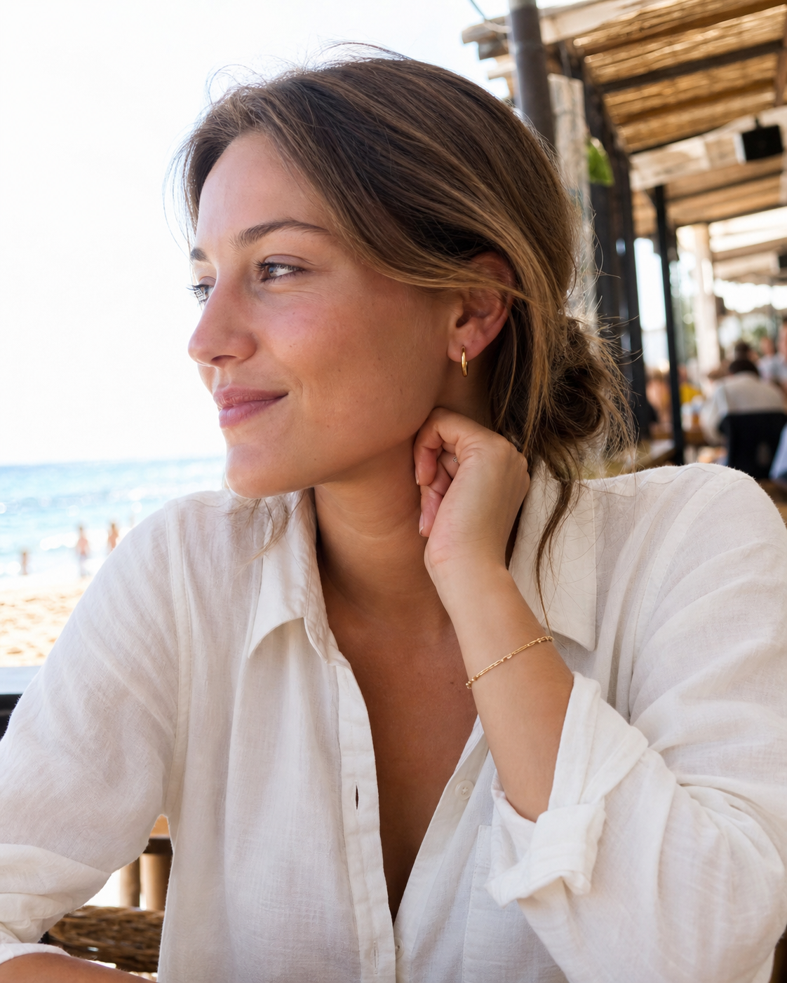 Mujer usando argollas y pulsera liviana en un día de verano