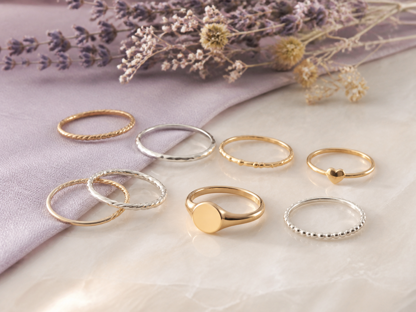 Selección de anillos finos y anillos con detalles para regalar