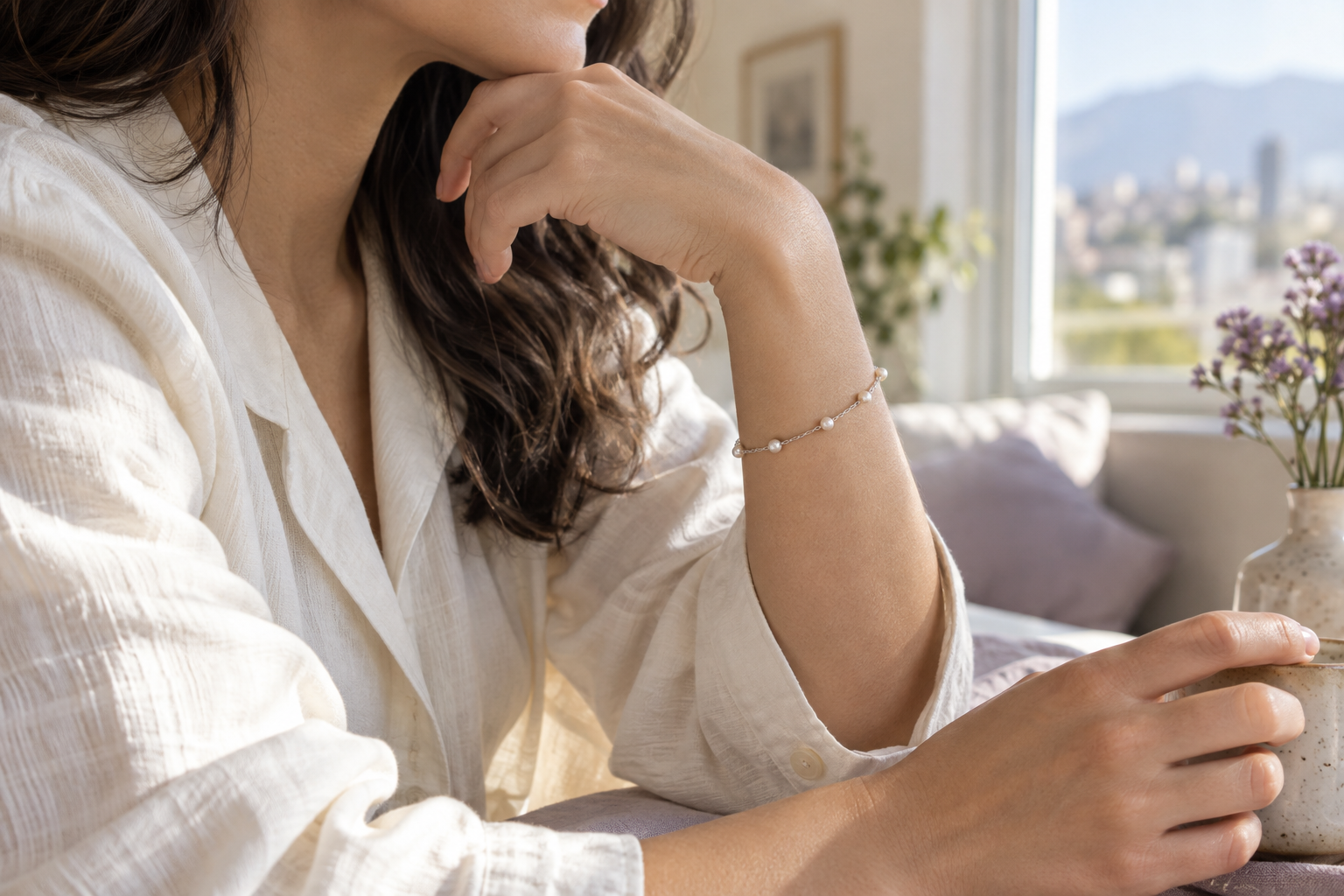 Pulsera plateada con detalles perlados junto a una blusa clara para un look cotidiano