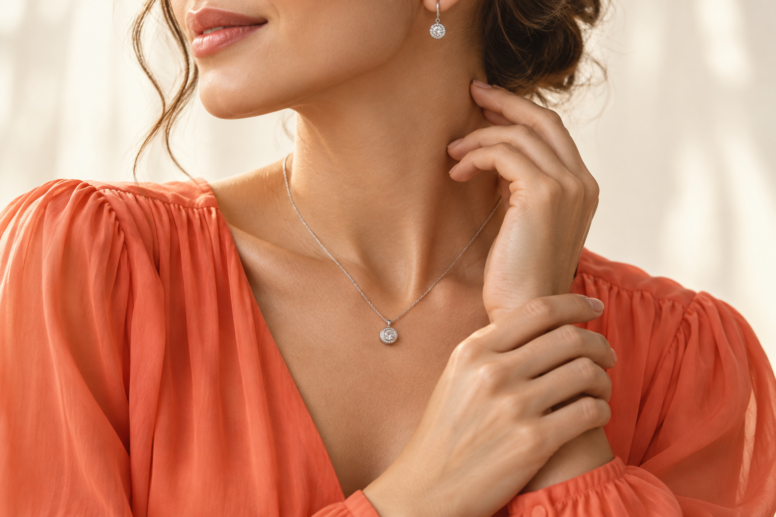Collar y aros plateados con blusa color coral