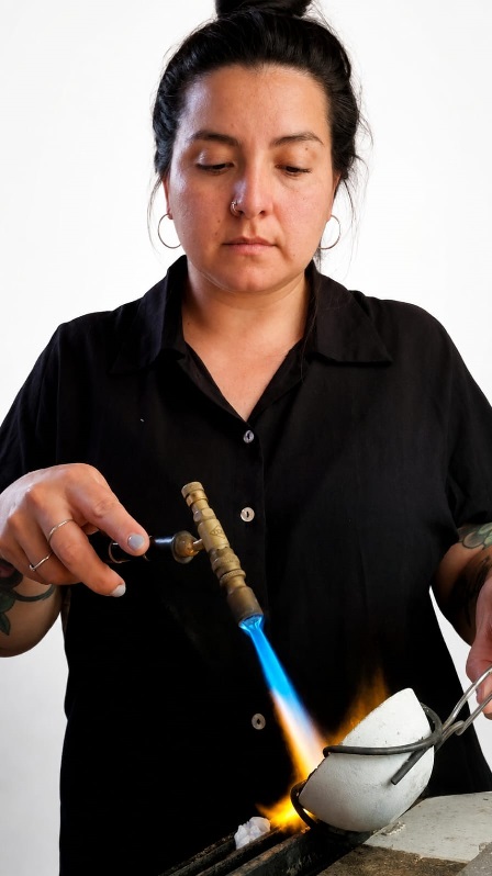 Catalina Silva trabajando en su taller