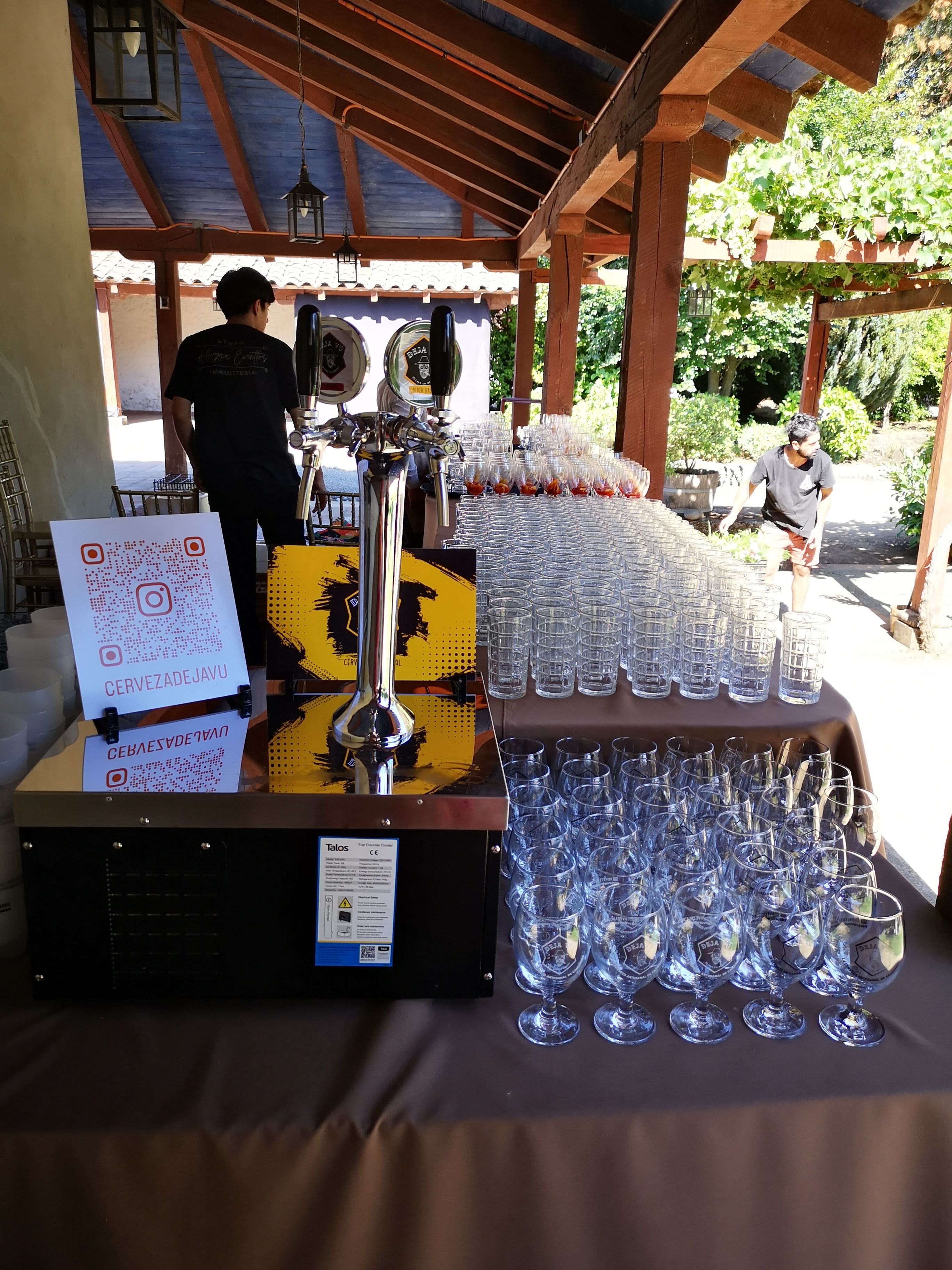 barra cervecera Deja Vú con copas y dispensadores