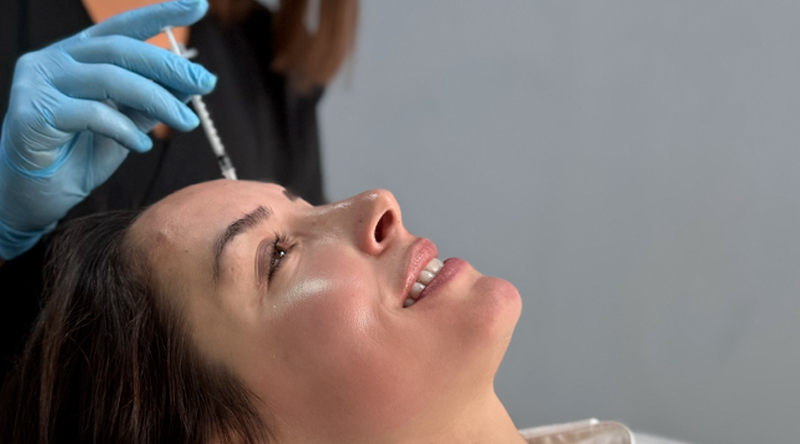 Doctor realizando marcaje facial antes de aplicar Botox en Clínica EM