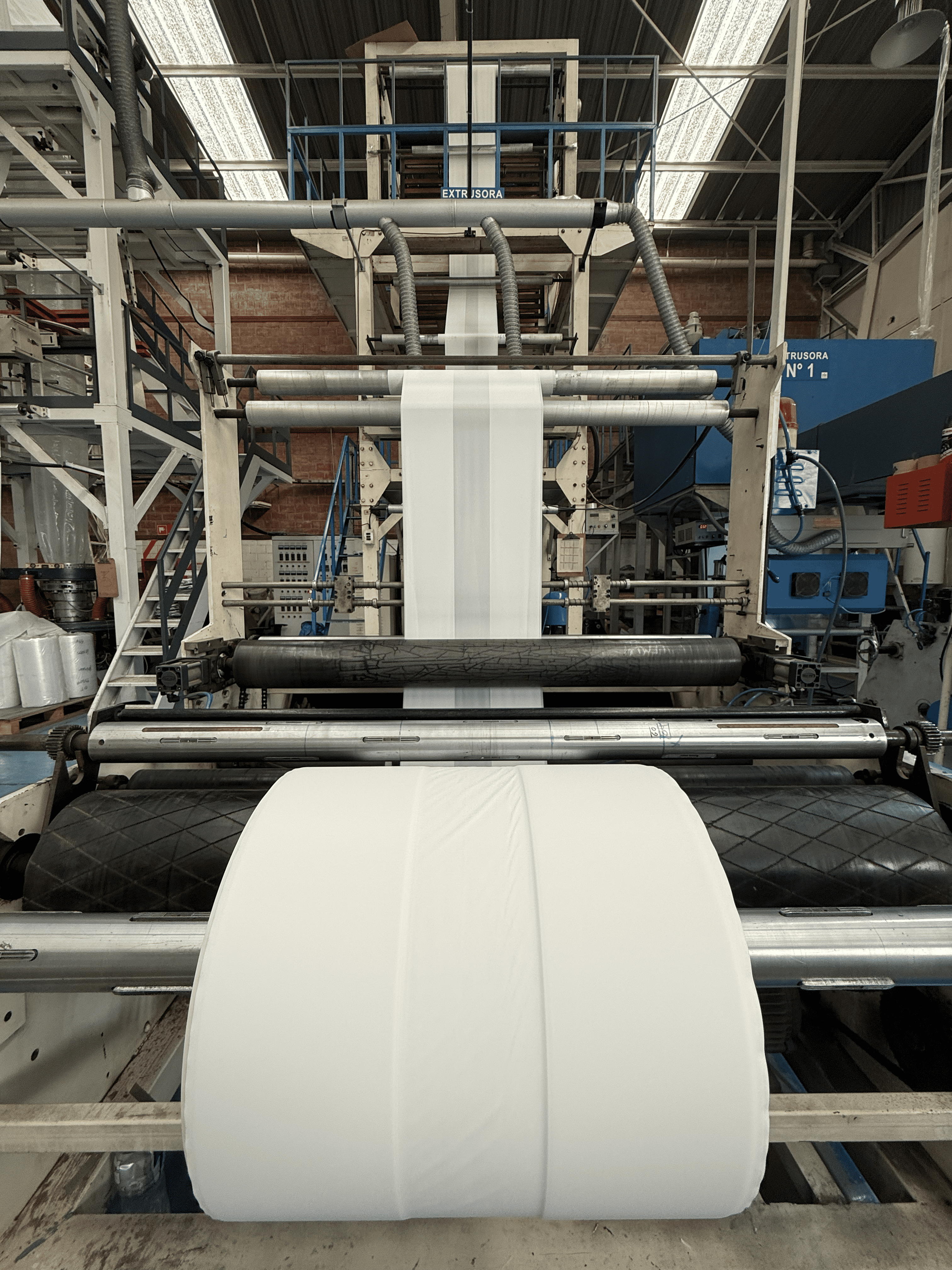 Proceso de extrusión de película compostable en la fábrica de Empaqueverde Chile