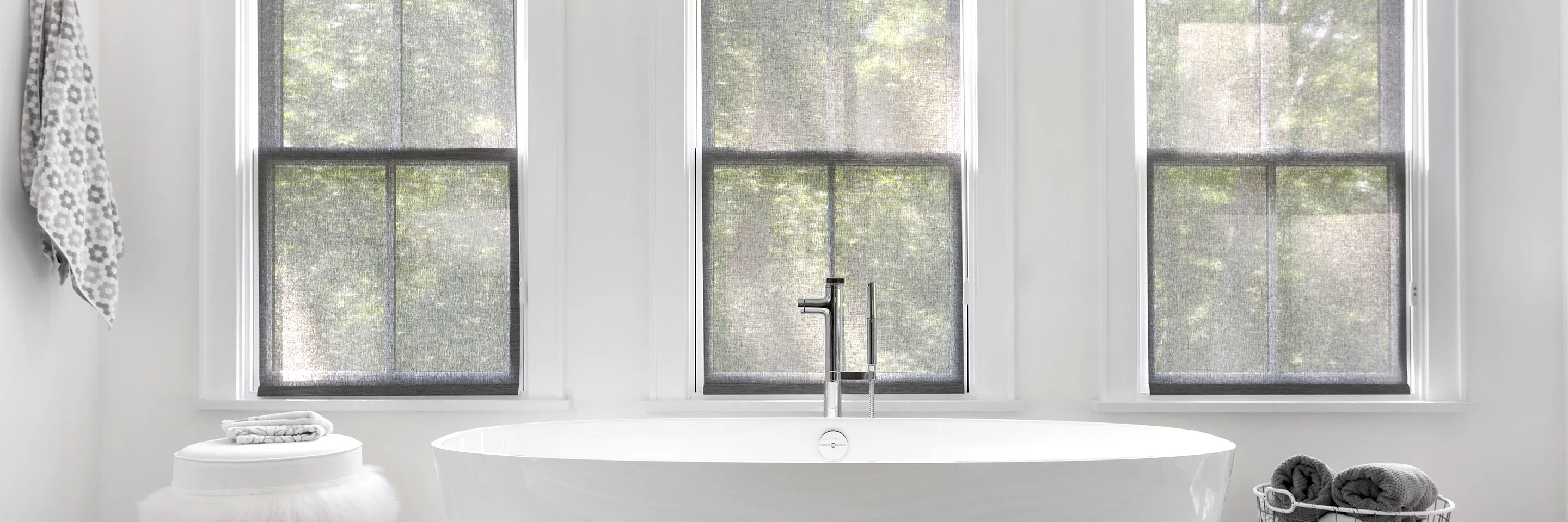 Primer plano de un tejido Roller Screen, mostrando el entramado y el filtrado de luz