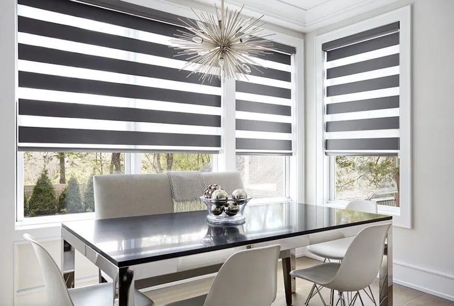 Cortinas Roller instaladas en un comedor