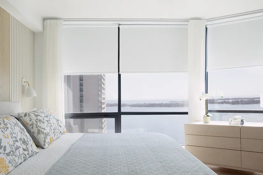 Cortinas Roller en un dormitorio moderno