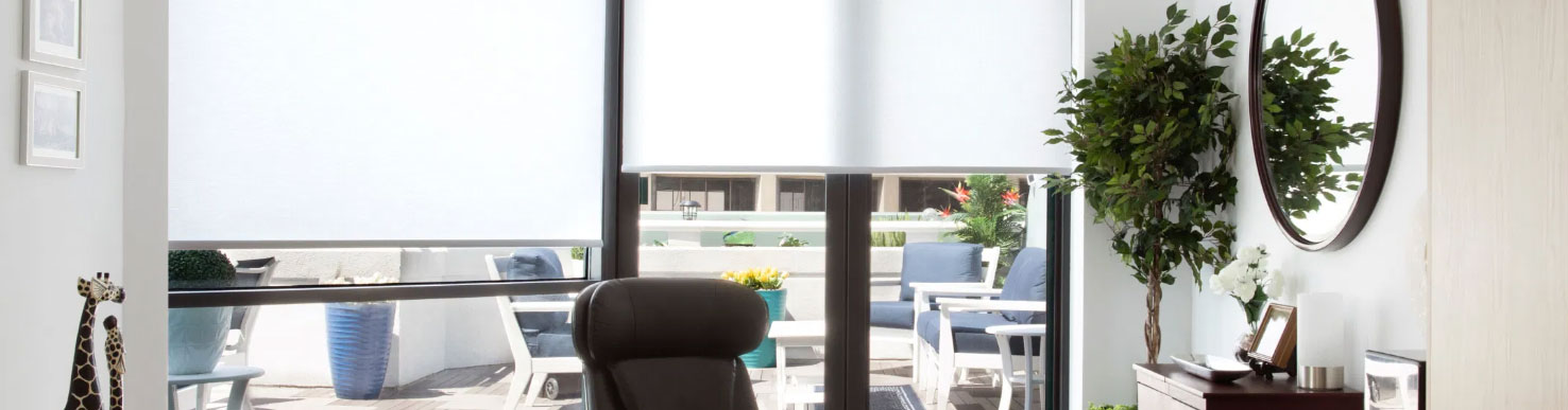 Cortinas Roller Shade Screen instaladas en un ambiente moderno