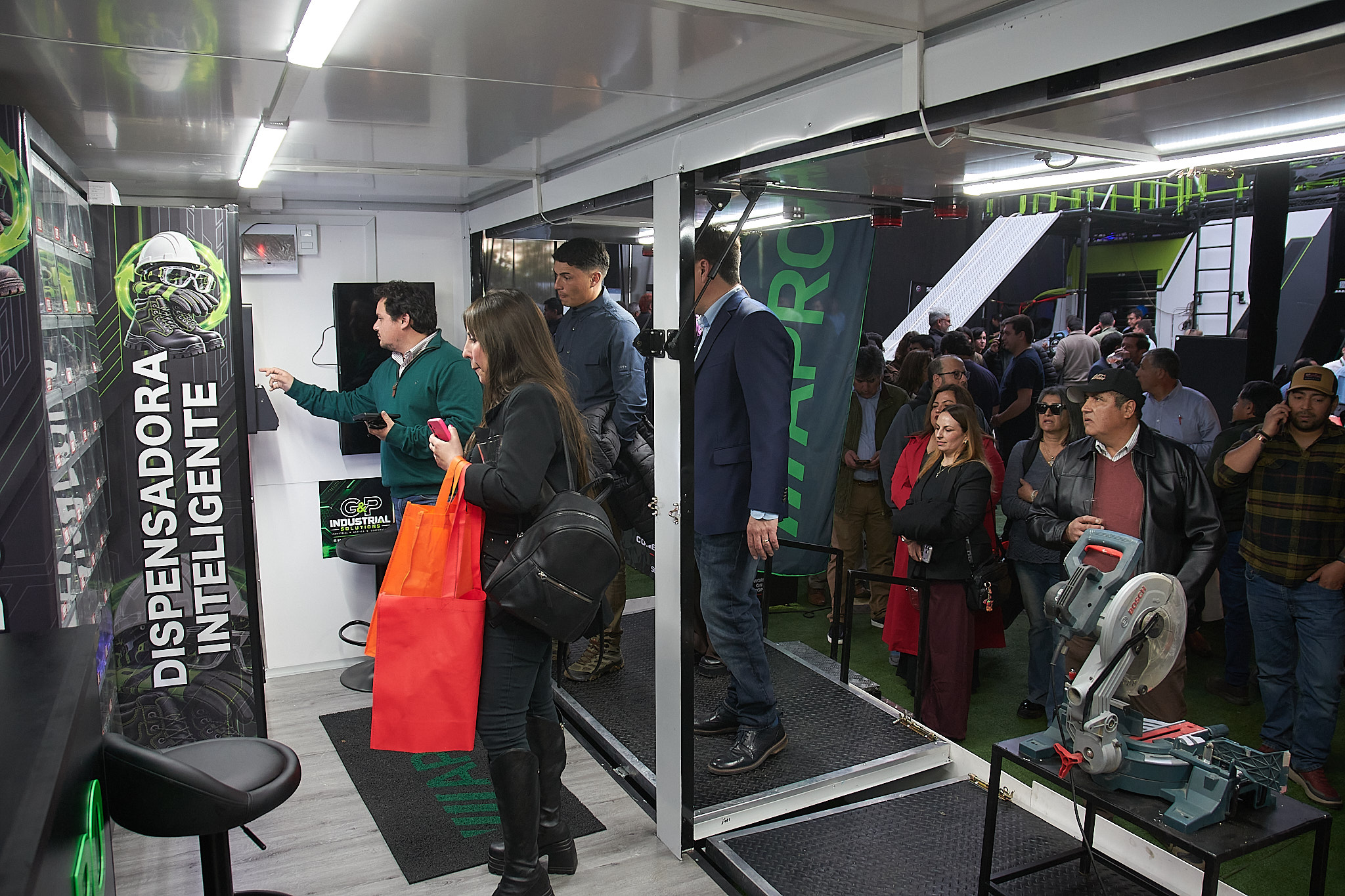 Trabajadores usando una dispensadora inteligente de EPP de Isoprevent