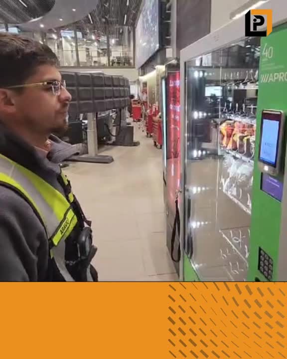 Trabajador de Celulosa Arauco usando reconocimiento facial para retirar EPP