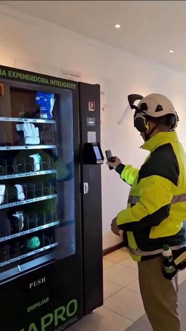 Trabajador de CMPC Pulp autenticándose en la máquina de EPP de Isoprevent