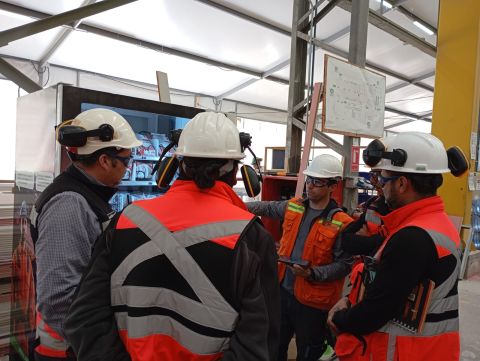 Trabajadores de PROMET retirando EPP en la máquina inteligente