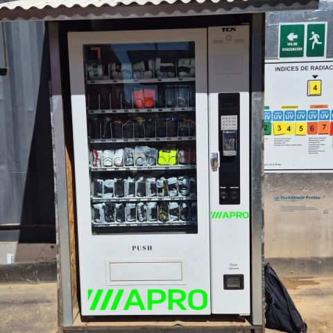 Máquina expendedora de EPP Isoprevent en una obra de SalfaCorp