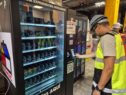 Trabajador retirando una herramienta desde un locker inteligente en Sodimac