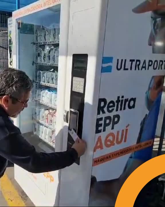 Trabajador portuario retirando EPP en Ultraport Valparaíso