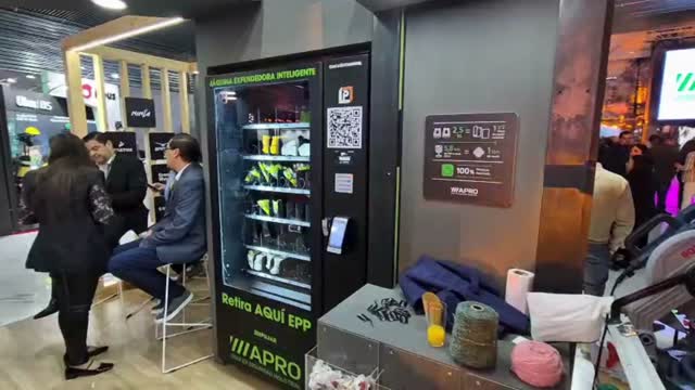 Stand de Isoprevent en APRO Fashion 2025 con máquinas expendedoras de EPP